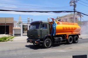 Xe chuyên dụng của Bộ chỉ huy Quân sự tỉnh Bà Rịa-Vũng Tàu phun khử khuẩn, tiêu độc trên các trục đường, con hẻm liên quan đến ca nhiễm SARS-CoV-2 tại xã Phước Tỉnh, huyện Long Điền. (Ảnh:Huỳnh Ngọc Sơn/TTXVN).