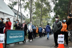 Người dân xếp hàng chờ được vào tiêm vaccine ngừa Covid-19 tại Sydney. Ảnh: Joel Carrett.