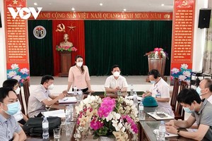 Lãnh đạo Sở Y tế Nghệ An làm việc với Trung tâm y tế huyện Nghĩa Đàn địa điểm dự kiến thành lập bệnh viện dã chiến số 2.