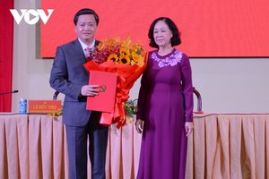 Bà Trương Thị Mai trao quyết định của Bộ Chính trị cho ông Lê Đức Thọ.