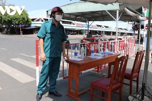 Lực lượng chức năng tiến hành phong toả chợ Bà Rịa.