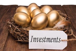 Kênh đầu tư chứng khoán và bất động sản vẫn đang là điểm đến chủ yếu của dòng tiền. Ảnh: Shutterstock.