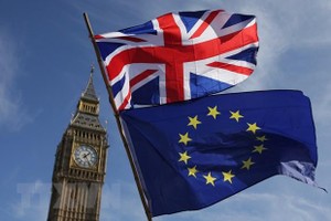 Cờ EU (dưới) và Anh tại London, Anh. (Ảnh: AFP/TTXVN).