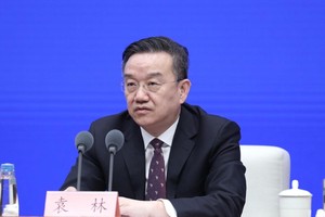 Ông Viên Lâm, quan chức Cục Quản lý Dược phẩm Quốc gia Trung Quốc. (Ảnh: Nhật báo Trung Quốc).