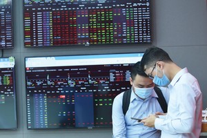 Một số nhà đầu tư chia sẻ, giai đoạn này sẽ thực hiện chiến thuật giao dịch “xanh bán, đỏ mua”.