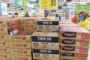 Các doanh nghiệp ngành thực phẩm, tiêu dùng thiết yếu, bán lẻ được hưởng lợi từ giãn cách xã hội.