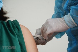 Cận cảnh tiêm vaccine phòng COVID-19 tại Bệnh viện Phổi Đà Nẵng. (Ảnh: Văn Dũng/TTXVN).