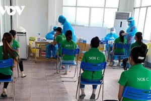 Lấy mẫu xét nghiệm cho công nhân tại Công ty Chanshin, huyện Vĩnh Cửu. (Ảnh: Trung tâm Kiểm soát bệnh tật tỉnh Đồng Nai).