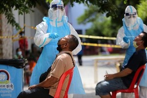 Campuchia từng duy trì số ca Covid-19 ở mức thấp nhưng bùng dịch nghiêm trọng trở lại từ tháng 2 năm nay (Ảnh: Khmer Times).