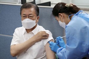 Tổng thống Hàn Quốc Moon Jae-in tiêm vaccine Covid-19. Ảnh: USNews.
