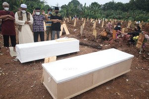 Một địa điểm chôn cất thi thể bệnh nhân Covid-19 ở ngoại ô thủ đô Jakarta, Indonesia hôm 13/7. Ảnh: Reuters.