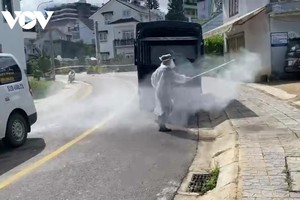 Lực lượng chức năng đang phun khử khuẩn tại khu vực nhà riêng của bệnh nhân.