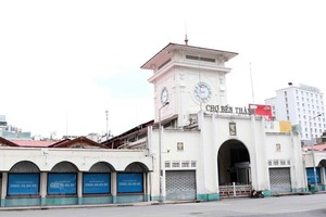 Chợ Bến Thành, Quận 1 đã đóng cửa theo tinh thần Chỉ thị số 16/CT-TTg. (Ảnh: Xuân Khu/TTXVN).