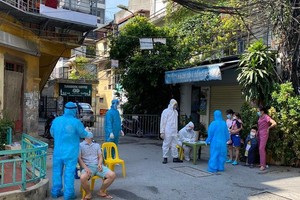 Hà Nội: Thêm 3 người ở quận Hoàng Mai và 1 người ở quận Đống Đa dương tính với Covid-19