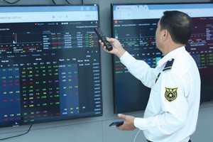 VN-Index đang điều chỉnh khoảng 10% so với đỉnh lịch sử 1.424 điểm.