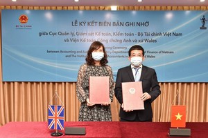 Bà Đặng Thị Mai Trang, Trưởng đại diện ICAEW Việt Nam và ông Vũ Đức Chính, Cục trưởng Cục Quản lý, Giám sát Kế toán, Kiểm toán – Bộ Tài chính ký kết biên bản ghi nhớ hợp tác.