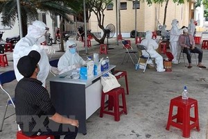 Cán bộ y tế test nhanh kháng nguyên SARS-CoV-2 cho lao động tại tỉnh Phú Yên. (Ảnh: TTXVN).