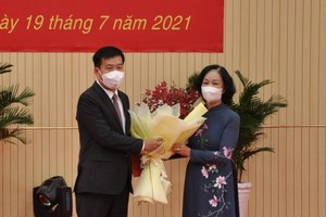 Bà Trương Thị Mai trao quyết định của Bộ Chính trị cho tân Bí thư Tỉnh ủy Nguyễn Mạnh Cường (Ảnh: Báo Bình Phước).