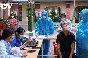 Thành phố Dĩ An lấy mẫu xét nghiệm diện rộng phát hiện nhiều ca nghi mắc Covid-19.