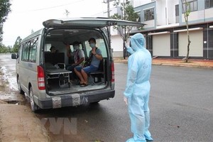 Các bệnh nhân sau khi điều trị khỏi COVID-19 được xuất viện. (Ảnh: TTXVN).