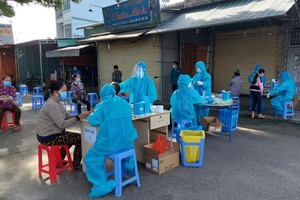 Lực lượng chức năng lấy mẫu xét nghiệm COVID-19 tại huyện Long Thành - Ảnh: Trung tâm Kiểm soát bệnh tật tỉnh Đồng Nai.