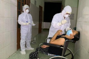 Lực lượng chức năng truy vết, lấy mẫu xét nghiệm các F1 của 3 bệnh nhân mắc COVID-19 tại Quảng Bình.