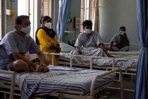 Hàng chục nghìn bệnh nhân Covid-19 khỏi bệnh ở Ấn Độ phải đối mặt với nguy cơ bị hủy hoại vĩnh viễn khuôn mặt, mất thị lực, thậm chí tử vong do nấm đen. Ảnh: CNN.