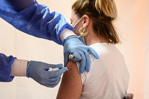 Nhân viên y tế tiêm vaccine phòng COVID-19 của hãng dược Pfizer-BioNTech cho người dân tại Saint-Maur-des-Fossés, ngoại ô Paris, Pháp, ngày 31/5/2021. (Ảnh: AFP/TTXVN).