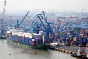 Giá thuê container tăng vọt, song không dễ thuê được.