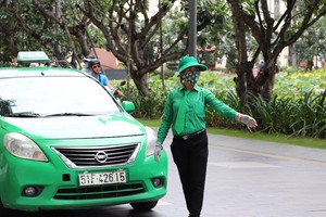 Nhân viên điều phối xe taxi Mai Linh tại TP.HCM thời điểm chưa áp dụng Chỉ thị 16 (Ảnh: Thị Hồng).