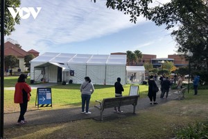 Người dân xếp hàng chờ xét nghiệm tại thành phố Sydney.