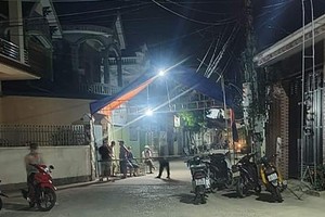 UBND xã Quỳnh Lâm thiết lập chốt cách ly lại khu vực có ca nhiễm SARS-CoV-2 sinh sống (Ảnh: Châu Thiên)..