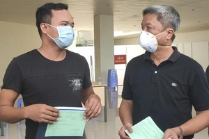 Một bệnh nhân mắc Covid-19 điều trị tại Bệnh viện Hồi sức Covid-19 được trao giấy xuất viện (Ảnh tư liệu).