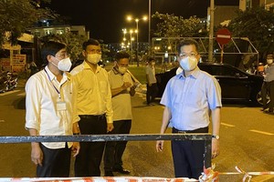 Ông Nguyễn Văn Quảng, Bí thư Thành ủy Đà Nẵng (áo xanh ngắn tay) kiểm tra một chốt kiếm soát tại phường Nại Hiên Đông, quận Sơn Trà.