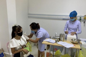 Người dân Lào tiêm vaccine ngừa Covid-19.