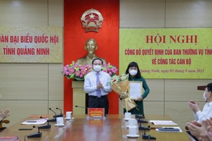 Tân Phó Trưởng đoàn ĐBQH chuyên trách tỉnh Quảng Ninh Nguyễn Thị Thu Hà nhận quyết định từ Bí thư Tỉnh ủy Quảng Ninh Nguyễn Xuân Ký.