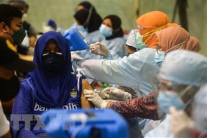 Người dân tiêm vaccine ngừa COVID-19 tại Malaysia. (Ảnh: THX/TTXVN).