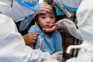 Lấy mẫu xét nghiệm Covid-19 tại Trung Quốc. Ảnh: AP.