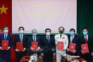 Ông Nguyễn Xuân Thắng, Uỷ viên Bộ Chính trị, Chủ tịch Hội đồng Lý luận Trung ương, Giám đốc Học viện Chính trị quốc gia Hồ Chí Minh trao quyết định cho các đồng chí Thường trực Hội đồng Lý luận Trung ương. (Ảnh: Phương Hoa/TTXVN).