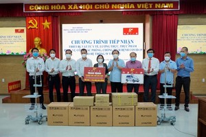 Lễ tiếp nhận quà tặng trị giá 1,744 tỷ đồng của Hệ thống 5F tại UBND thành phố Thủ Dầu Một.