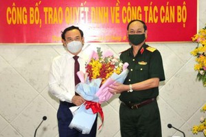 Bí thư Thành ủy TPHCM Nguyễn Văn Nên chúc mừng Trung tướng Nguyễn Văn Nam.