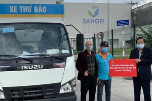 Đại diện Tập đoàn Tân Hoàng Minh trao tặng máy thở cho các cơ sở y tế phía Nam.