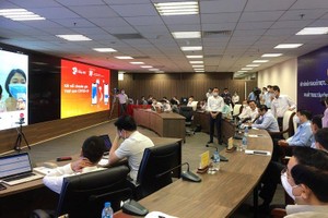 Đại diện dự án "Giúp tôi!" giới thiệu về nền tảng với Thủ tướng Phạm Minh Chính tại lễ công bố kết nối Nền tảng hỗ trợ tư vấn khám, chữa bệnh từ xa (Telehealth) và ra mắt Trung tâm công nghệ phòng, chống dịch Covid-19 Quốc gia ngày 9/8.