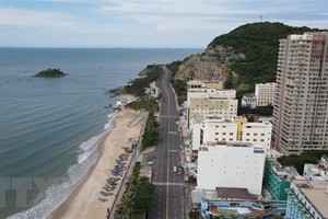 Trục đường Thùy Vân (Bãi Sau), thành phố Vũng Tàu vắng người dân và du khách trong thời gian thành phố Vũng Tàu áp dụng biện pháp giãn cách xã hội theo Chỉ thị số 16/CT-TTg. (Ảnh: Ngọc Sơn/TTXVN).