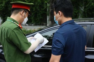 Bỏ 12 triệu mua giấy đi đường để "thông" chốt kiểm dịch tại Hà Nội