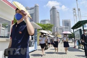 Người dân trên đường phố thủ đô Bình Nhưỡng, Triều Tiên. (Ảnh: Kyodo/TTXVN).