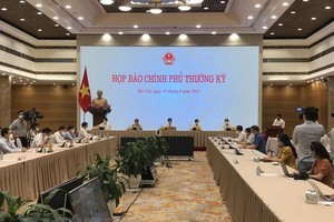 Phiên họp báo Chính phủ thường kỳ tháng 7/2021. (Ảnh: Xuân Quảng/Vietnam+).