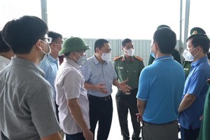 Chủ tịch UBND tỉnh Lạng Sơn Hồ Tiến Thiệu kiểm tra công tác phòng chống dịch tại khu vực cửa khẩu Tân Thanh, huyện Văn Lãng.