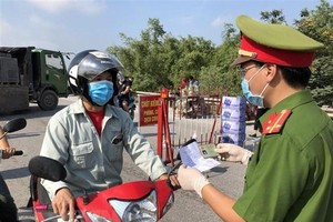 Một chốt kiểm soát dịch ở Bắc Ninh. (Ảnh: Đinh Văn Nhiều/TTXVN).