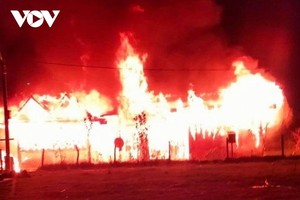 Ngọn lửa bùng phát lúc rạng sáng khiến công tác dập lửa gặp nhất nhiều khó khăn.